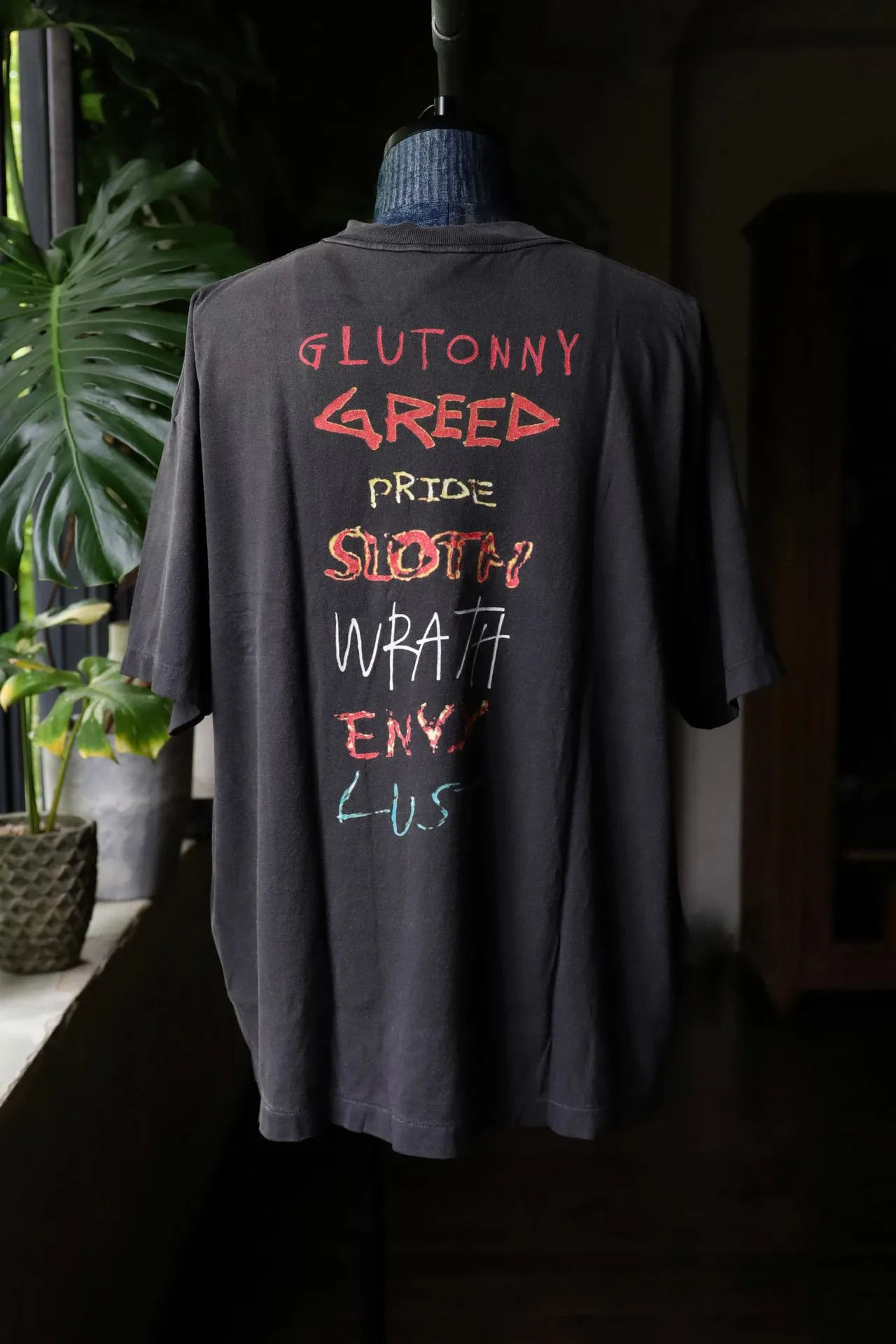 SAINT Mxxxxxx SEVEN DEADLY SS TEE/BLK Phantom SAINT Seven Deadly Sins Printed TEE Washed Black S-XL Look for cylindrical fabrics with no side seams. Don’t buy open width fabrics anymore. It’s boring. Assute garments are dyed. The whole piece is sprayed with Ma Liu. Then spray the heavy parts to fade. The collar and cuffs are frayed. Many hangings are frayed. Accessories are complete. Customized original consistent main mark/wash mark/little angel anti-counterfeiting mark.